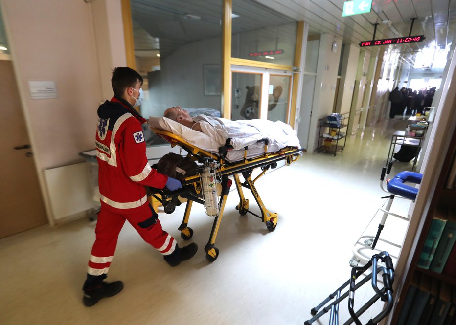 Fotografija: Ženska je pomoč poiskala v šempetrski bolnišnici. FOTO: Dejan Javornik