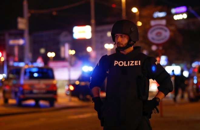 Policija na ulicah avstrijske prestolnice. FOTO: Leonhard Foeger, Reuters
