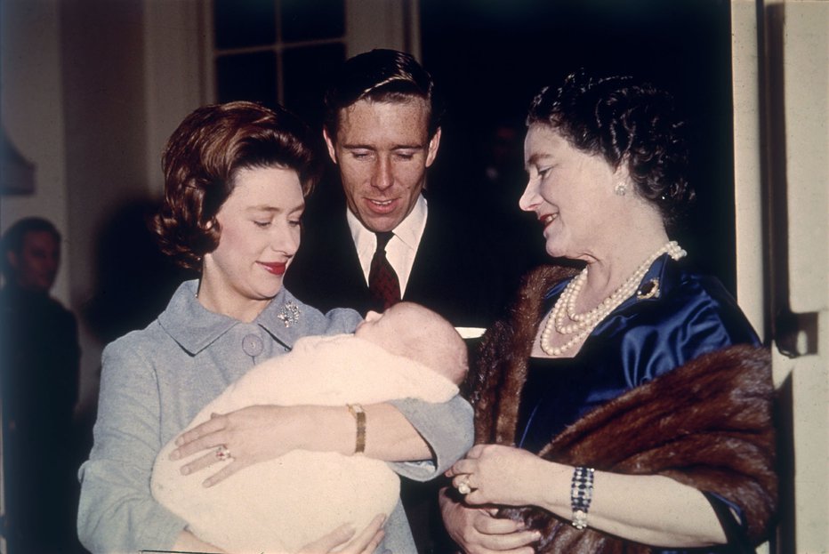 Fotografija: David Linley, ki je mamine dragocenosti prodal, da bi plačal davek na dediščino, se je princesi Margaret in Anthonyju Armstrongu-Jonesu rodil leta 1961. FOTO: getty Images