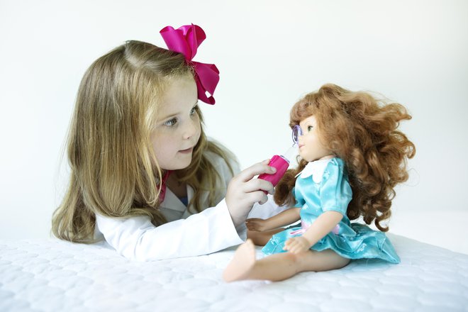 Lutke obrišite z mehko mokro krpo, lase operite z otroškim šamponom. FOTO: Diane39/Getty Images
