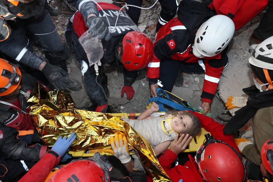 Fotografija: Deklica je preživela potres, v katerem se je zrušila osemnadstropna stolpnica. FOTO: Afad, Reuters