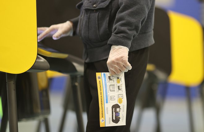 Volivci množično na volišča. FOTO: Lucy Nicholson, Reuters