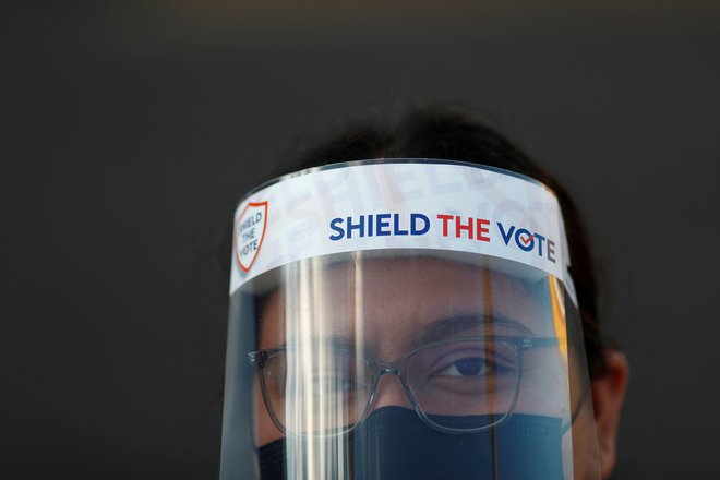 Ščit na volišču. FOTO: Edgard Garrido, Reuters