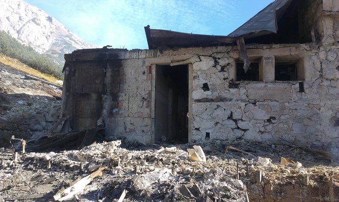Kocbekov dom na Korošici so po 12 letih končno obnovili, ko je zagorel zaradi neprevidnosti obiskovalke. FOTO: PD Celje Matica