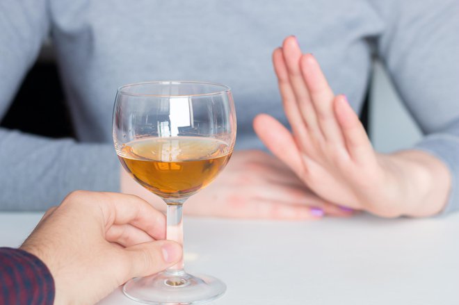 V slovenski družbi se lahko pohvalimo z napredkom pri obravnavi zasvojenosti, predvsem odvisnosti od alkohola. FOTO: Itakdalee/Getty Images