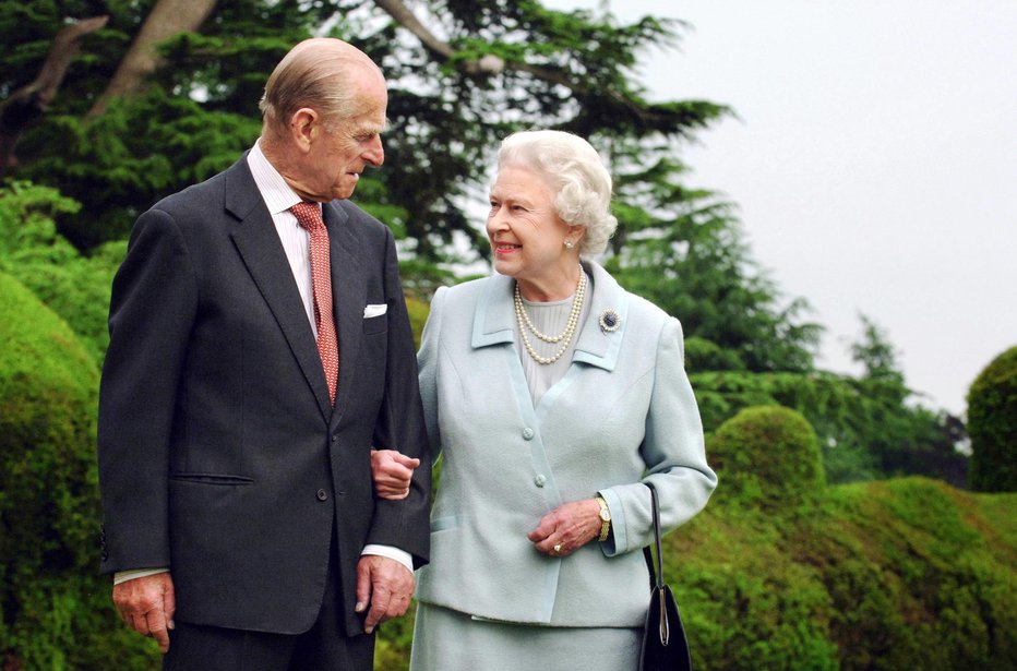 Fotografija: Kraljico Elizabeto II. imajo Britanci zelo radi, tudi njen mož je, kljub temu da se je že pred leti umaknil iz javnosti, še vedno pri vrhu lestvice najbolj priljubljenih članov kraljeve družine. FOTO: Pool New Reuters
