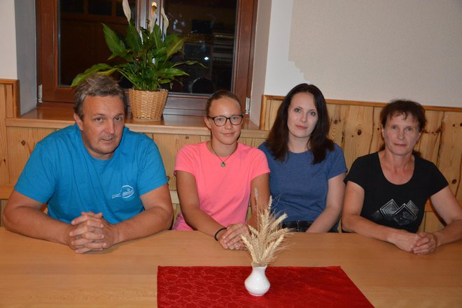 Jožica in Tomaž sta ponosna na hčerki, 21-letno Natalijo in 12-letno Špelo, ki že pridno pomagata pri hiši. Foto: Oste Bakal