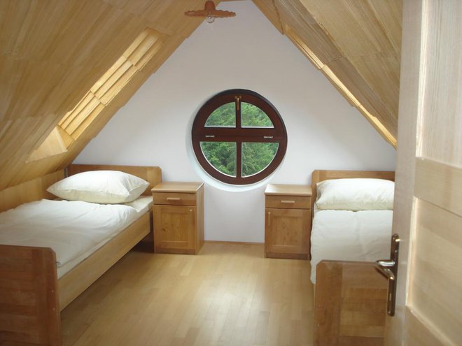 Sobe so moderne, vendar domačne, okna in vrata so iz masivnega lesa ter zaščitena z barvami in laki na vodni osnovi. Foto: Oste Bakal