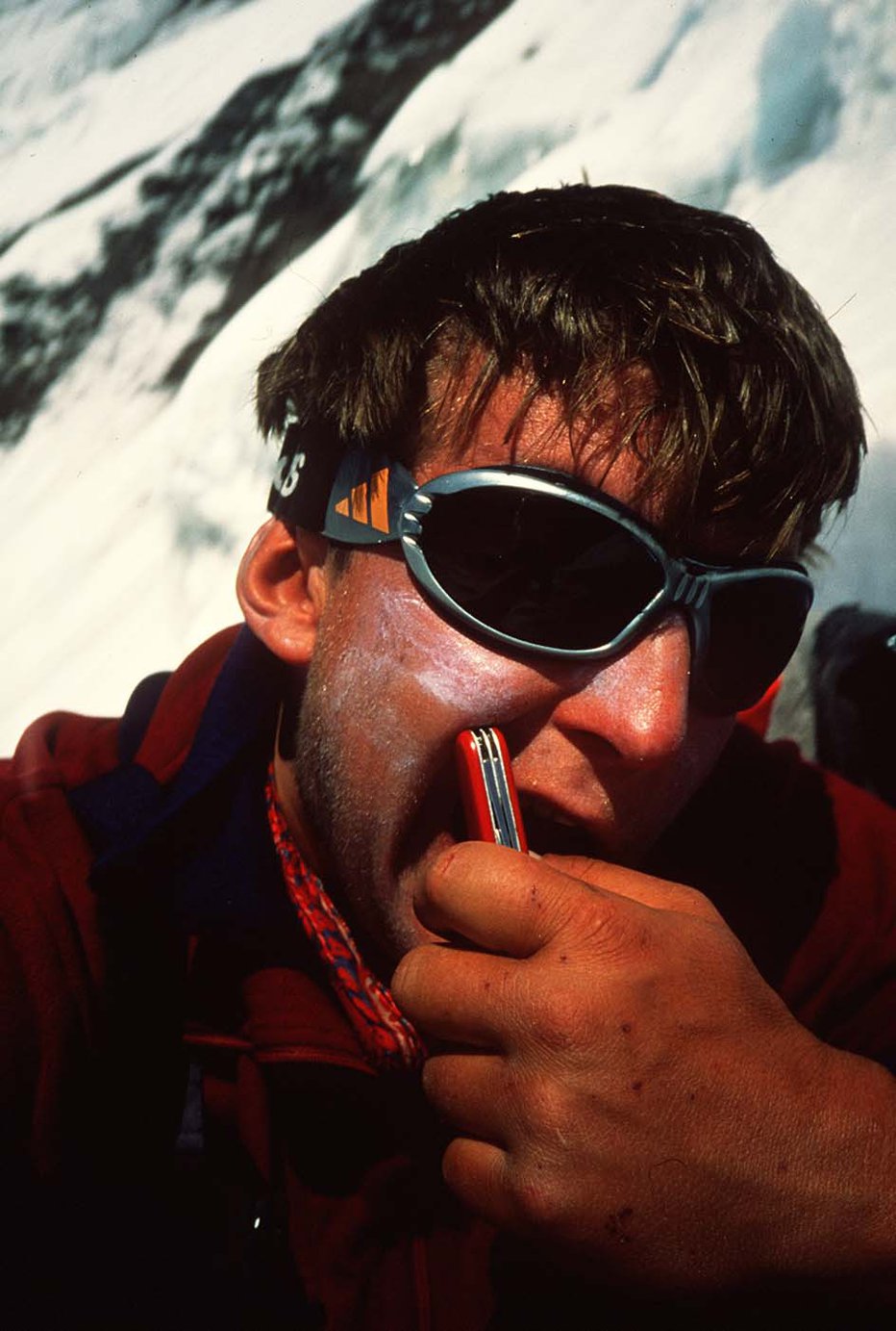 Fotografija: Med plezanjem na Daulagiri si je s švicarskim nožem operiral boleči zob. FOTO: Tomaž Humar