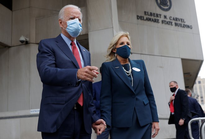 Joe in Jill Biden na volilni dan. FOTO: Brian Snyder, Reuters