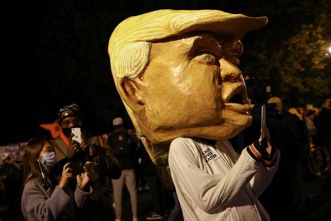 Protestniki pred Belo hišo so zasmehovali predsednika Trumpa. FOTO: Hannah Mckay, Reuters