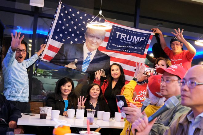 Vietnamski podporniki Trumpa so pripravili zabavo. FOTO: Go Nakamura, Reuters