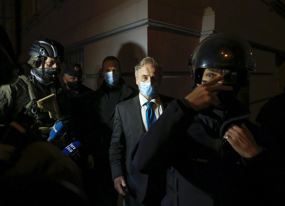 Fotografija: Med protesti se je na ulici pojavil tudi močno zastražen notranji minister Aleš Hojs. FOTO: Matej Družnik