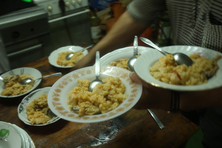 Fotografija: Nekatere občine ocenjujejo, da je takšna organizacija in prevzem obrokov v šoli, ki hrano pripravlja, povsem nemogoča (fotografija je simbolična). FOTO: Jure Eržen, Delo
