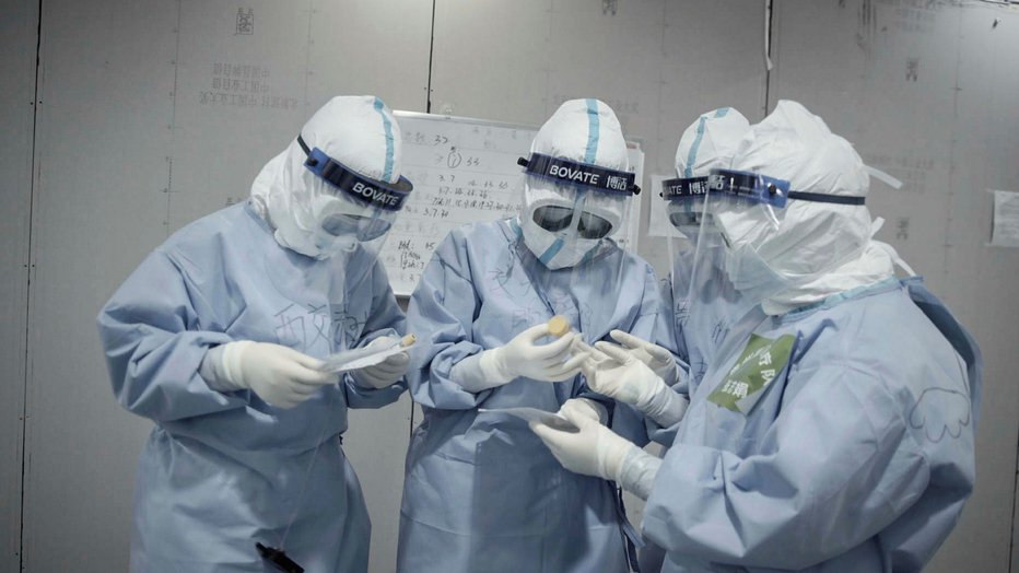 Fotografija: Kralji in kraljice
Koronacija
Prvega decembra 2019 so v Vuhanu zaznali prvi primer koronavirusa. Konec januarja 2020 so razglasili karanteno. Po mestu so bliskovito zrasle nove bolnišnice, štirideset tisoč zdravstvenih delavcev so pripeljali z vseh koncev Kitajske, prebivalci pa so bili obsojeni na štiri stene svojih domov. Dokumentarec nas popelje v novonastale covid bolnišnice ter približa življenje navadnih ljudi. Lahko civilizacija preživi brez človečnosti?