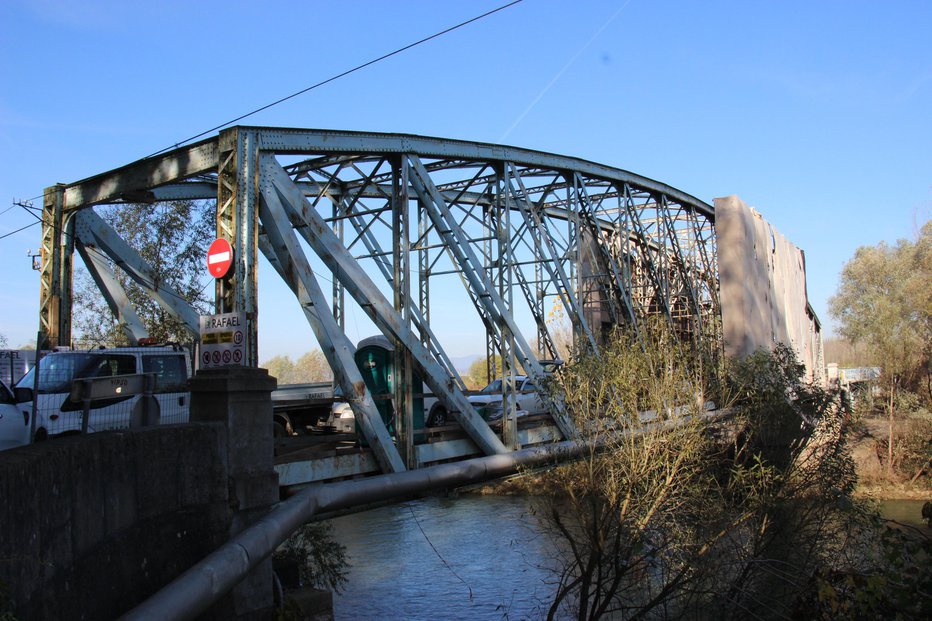Fotografija: Po obnovi mostu čez Savo je zdaj na vrsti obnova tistega čez Krko. FOTO: Tanja Jakše Gazvoda