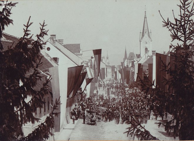 Parada čez Brežice ob odprtju mostu leta 1906 FOTO: Arhiv Posavskega muzeja Brežice