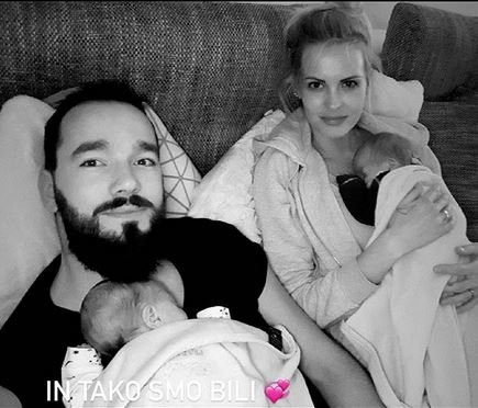Fotografija: Končno doma. Tjaša Kokalj Jerala z možem Klemnom in dvojčicama. FOTO: Instagram, posnetek zaslona
