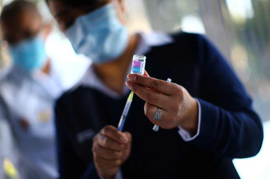 Fotografija: Po svetu in po zdravstvenih domovih se odvija bitka za cepivo. FOTO: Edgard Garrido/REUTERS