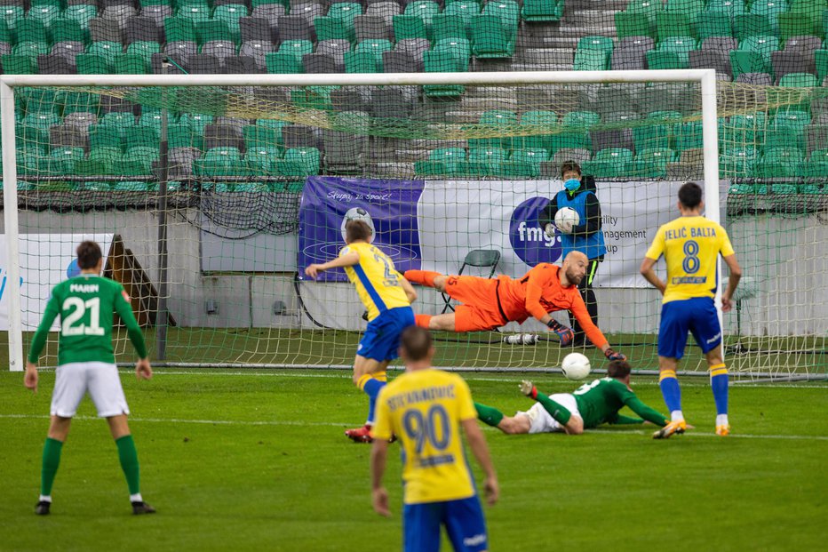 Fotografija: Nogometaši Kopra (v rumeno-modrih dresih) so bili v derbiju spretnejši in učinkovitejši kot ljubljanski gostitelji. FOTO: Voranc Vogel