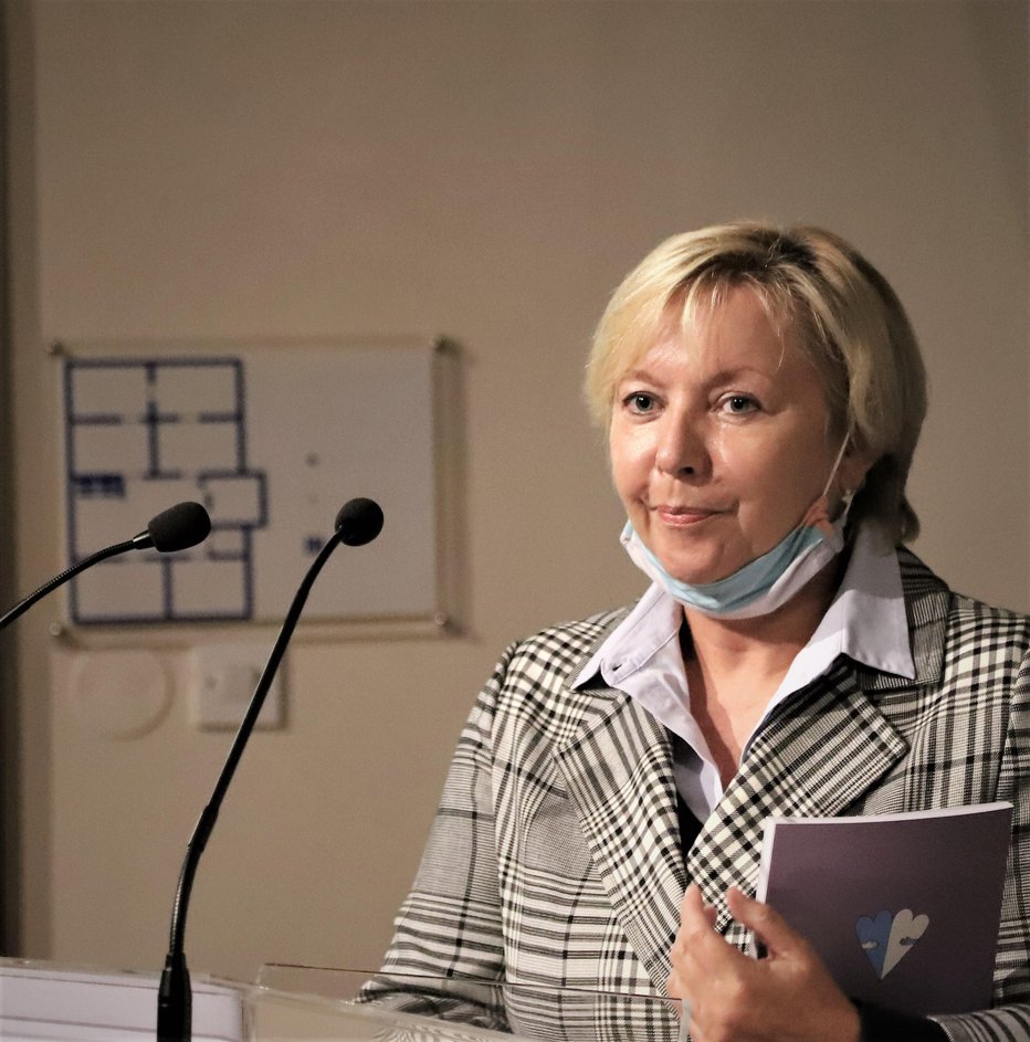 Fotografija: Darja Groznik, predsednica ZPMS, je predstavila delovanje TOM telefona. FOTO: Alenka Kociper