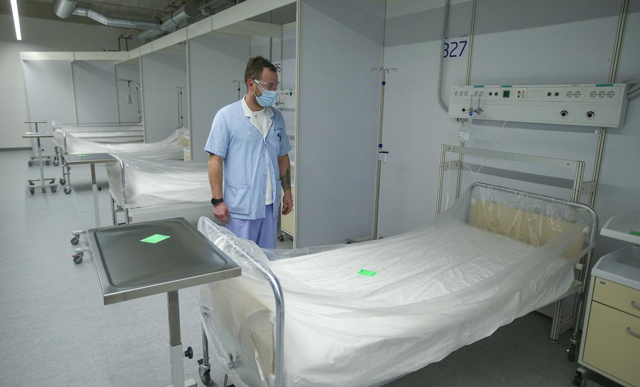 Fotografija: V UKC Ljubljana imajo pripravljen prostor za nove bolnike. FOTO: Jože Suhadolnik