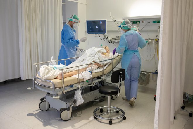 Postelje v bolnišnicah se še vedno polnijo s pacienti s covidom 19. FOTO: Voranc Vogel