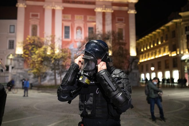 Protesti so se končali s spopadom različnih maskiranih skupin in policije. FOTO: Voranc Vogel