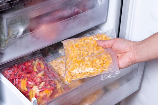 V zamrzovalniku bomo prihranili veliko prostora, če živila shranimo v sploščene vrečke. FOTO: Qwart/Getty Images