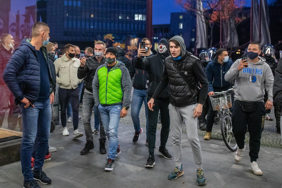 Fotografija: Odkar je vlada prepovedala zbiranje več kot šest ljudi, petkovih protestov ni bilo, so pa prejšnji četrtek razgrajači v središču Ljubljane povzročili precejšnjo škodo in se tudi fizično spravili na nekaj ljudi, med njimi so huje poškodovali fotografa. FOTO: Voranc Vogel