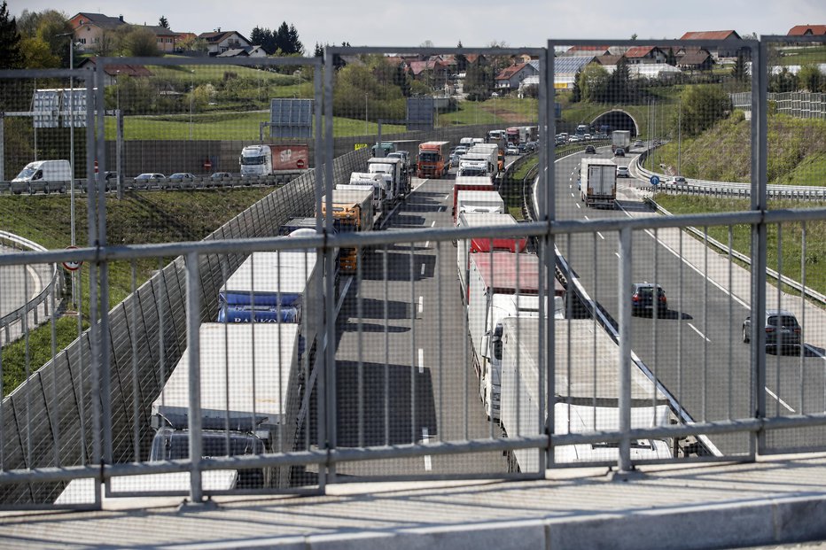Fotografija: Tovornjaki bodo na določenem delu avtocestnega križa omejeni le na desni pas. FOTO: Uroš Hočevar, Delo