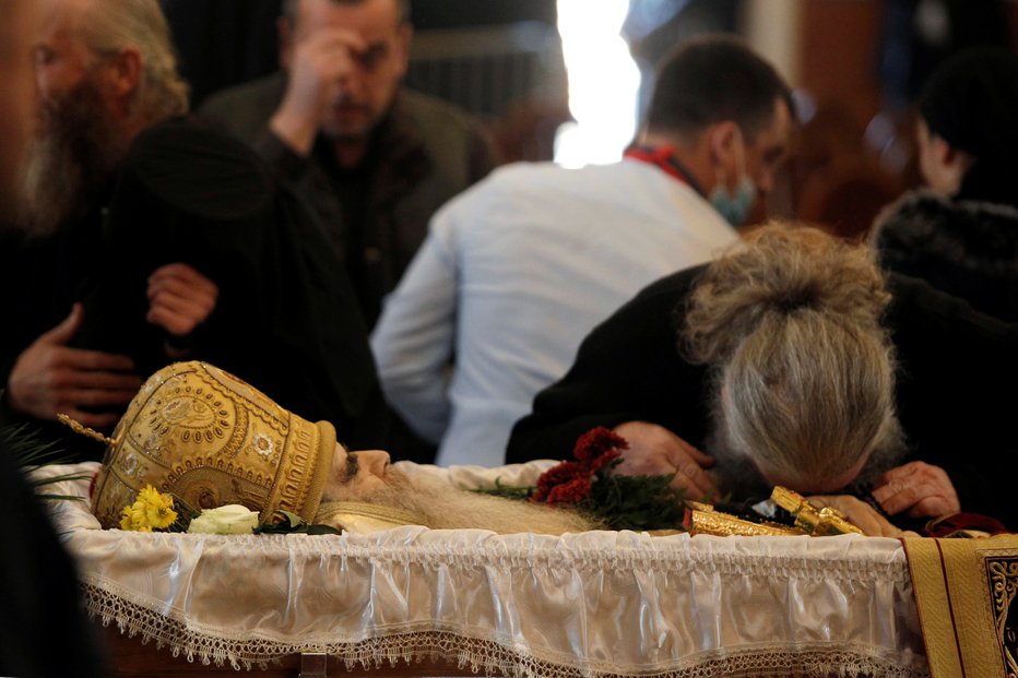 Fotografija: Verniki so v vrsti poiljubljali posmrtne ostanke Amfilohija. FOTO: Stevo Vasiljevic Reuters