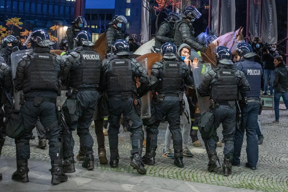 Fotografija: Četrtkovi protesti v Ljubljani so se končali s spopadom različnih maskiranih skupin in policijo. FOTO: Voranc Vogel, Delo