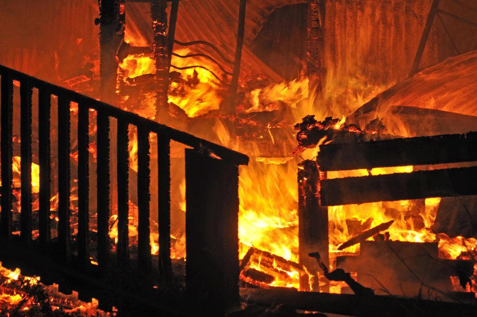 Fotografija: Požar se je z balkona razširil na ostrešje in mansardo. Fotografija je simbolična. FOTO: Getty Images, Istockphoto