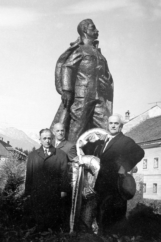 Maistrova sinova Borut in Hrvoj pod očetovim spomenikom FOTO: Arhiv Slovenskih novic