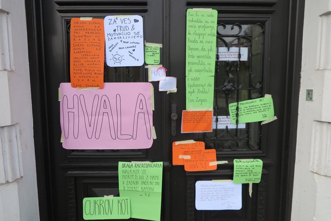 Sporočila profesorjem, ki so jih dijaki pustili na vratih kranjske gimnazije. FOTO: Špela Ankele