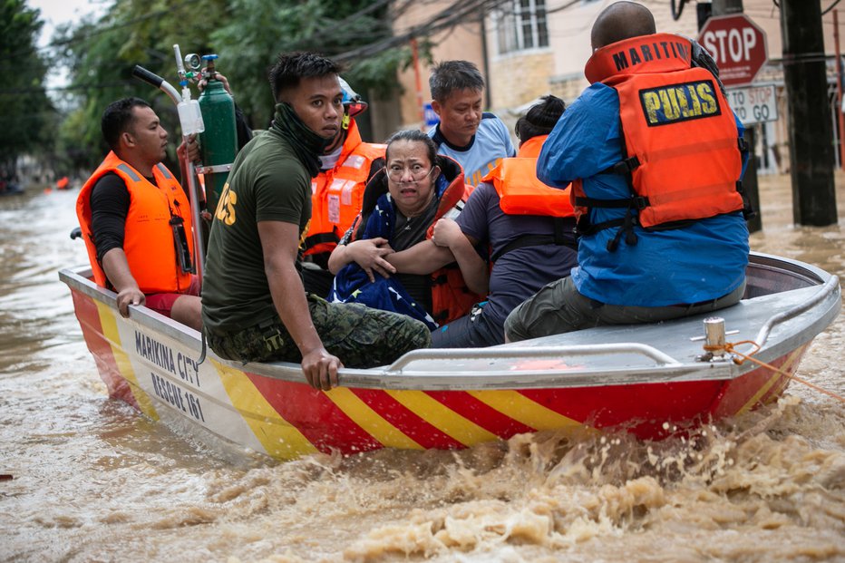 Fotografija: Reševalci s čolni odvažajo ujete. FOTO: Eloisa Lopez/Reuters