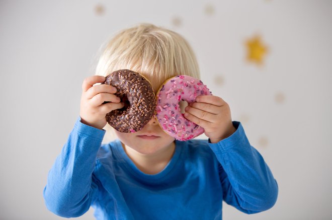 Otroci in mladostniki uživajo preveč slaščic. FOTO: Tatyana_tomsickova/Getty Images