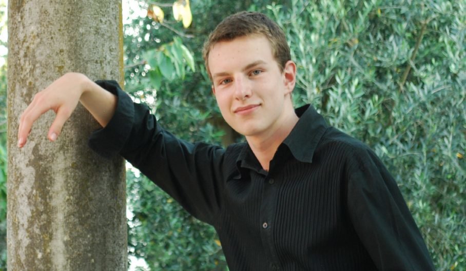 Fotografija: Sedemnajstletnik, pred katerim je zvezdniška pot, je študent na glasbeni akademiji v Zagrebu. FOTO: FESTIVAL