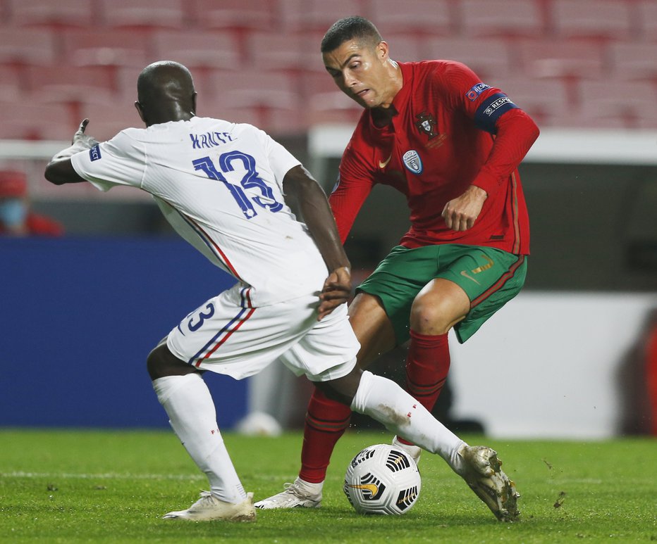 Fotografija: N'Golo Kanté je za Francijo zabil zmagoviti gol, moral pa je ustavljati tudi portugalskega zvezdnika Cristiana Ronalda. FOTO: Rafael Marchante/Reuters