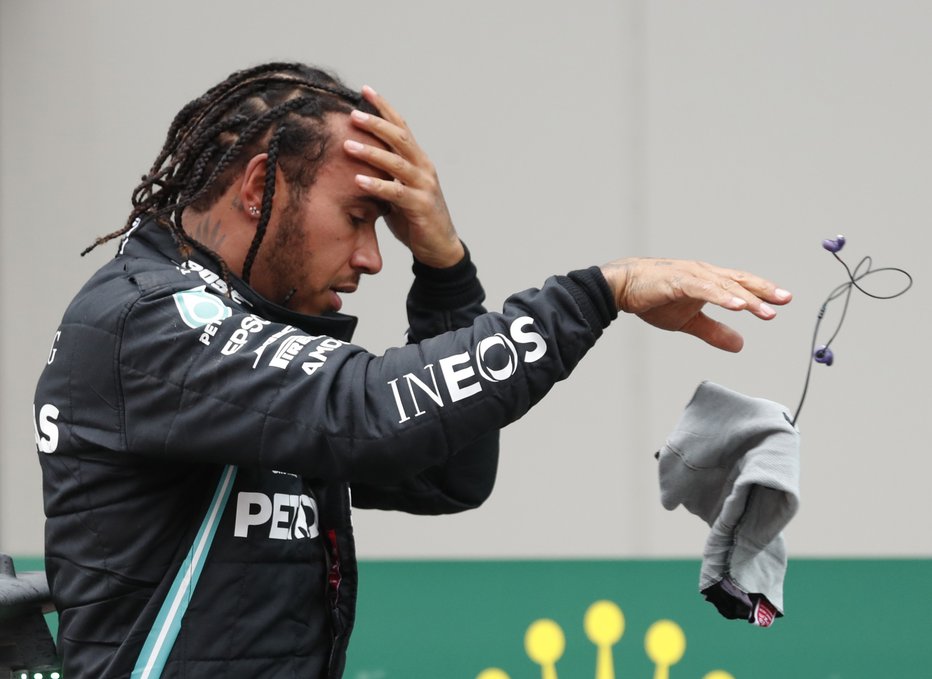 Fotografija: Lewis Hamilton se je na zagotovljeni sedmi naslov svetovnega prvaka odzval zelo čustveno. FOTO: Murad Sezer/Reuters