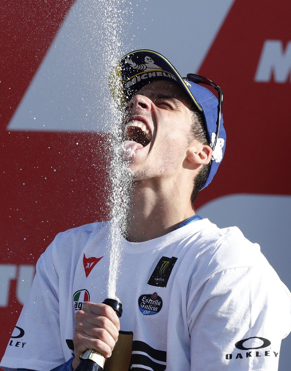 Fotografija: Joan Mir si je dal duška, v letošnji sezoni je bil najbolj stalen dirkač v razredu motoGP. FOTO: Albert Gea/Reuters