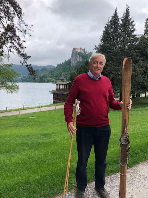Fotografija: Aleš Zalar z lesenimi smučmi, ki jih je letos za okras kupil na Bledu. FOTO: Osebni Arhiv