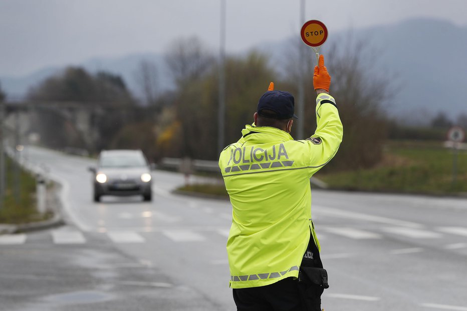 Fotografija: Voznik na znake policije najprej ni ustavil (simbolična fotografija). FOTO: Leon Vidic, Delo