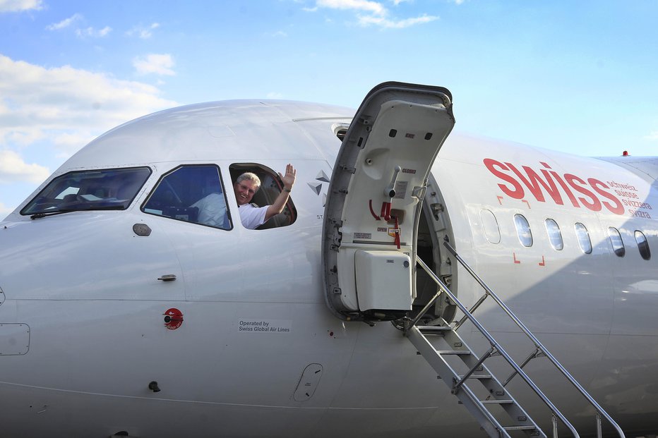 Fotografija: Swiss Air je parkiral svoja letala na Letališču Jožeta Pučnika. FOTO: Leon Vidic, Delo