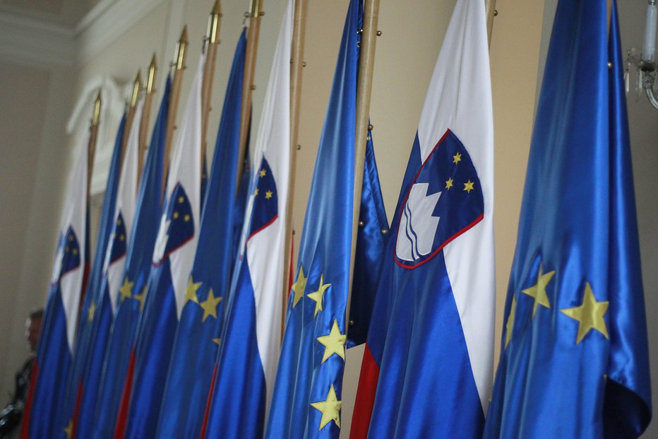 Fotografija: Slovenska in evropska zastava v Ljubljani, 28. julija 2015. FOTO: Leon Vidic, Delo