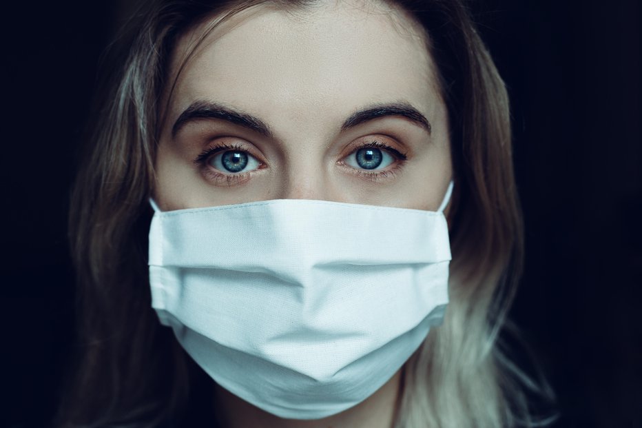 Fotografija: Da se pod masko ne bi delali mozolji, uporabimo vlažilno kremo in poskrbimo za redno čiščenje kože. FOTO: O_nozdracheva/Getty Images