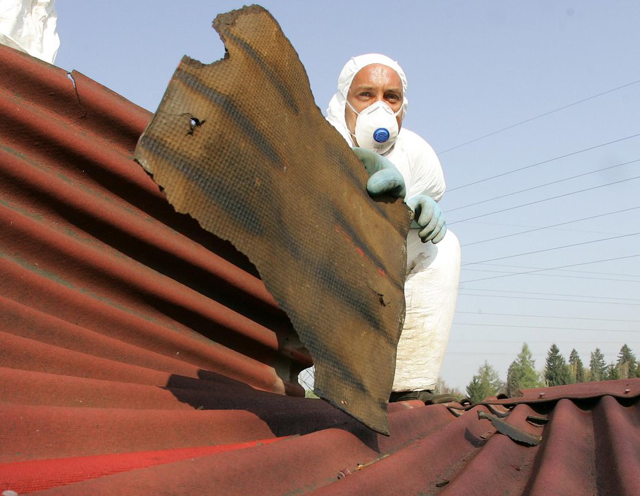 Fotografija: Za odstranjevanje azbestne kritine veljajo posebni kriteriji (simbolična fotografija). FOTO: Igor Zaplatil, Delo