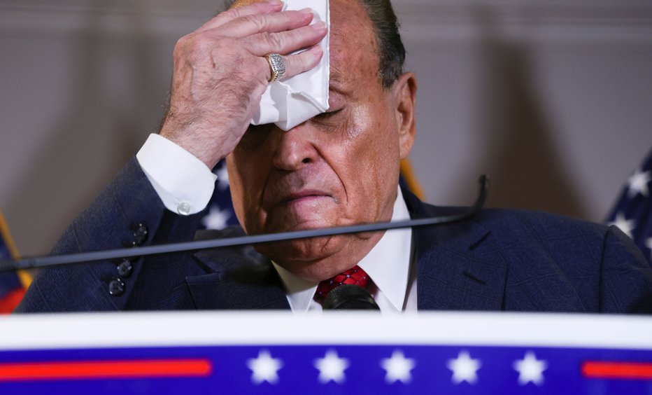 Fotografija: Nekdanji župan New Yorka Rudy Giuliani, osebni odvetnik Donalda Trumpa, se je močno potil. FOTO: Jonathan Ernst, Reuters