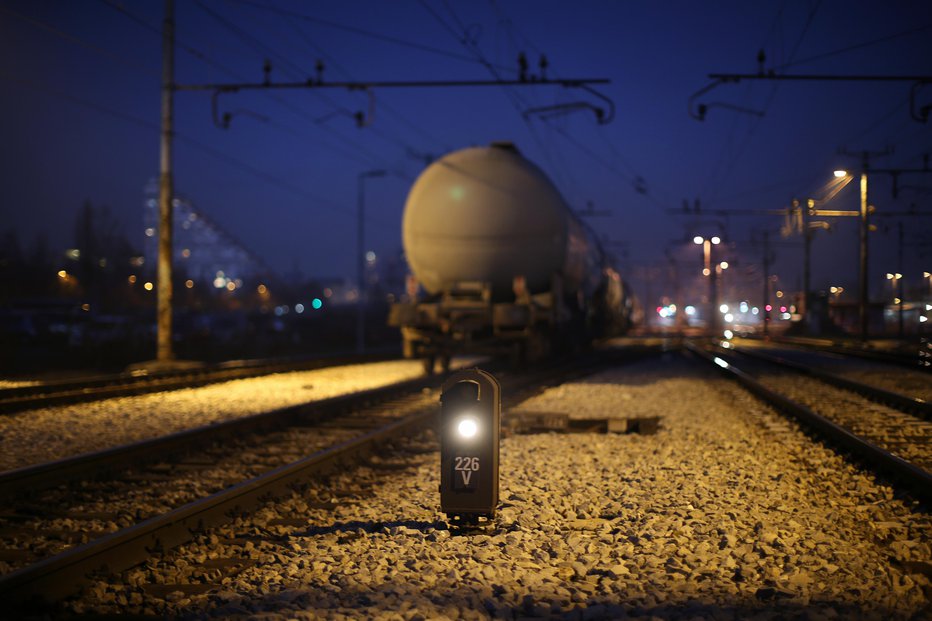 Fotografija: Tovorni vlak je povozil osebo (simbolična fotografija). FOTO: Jure Eržen, Delo